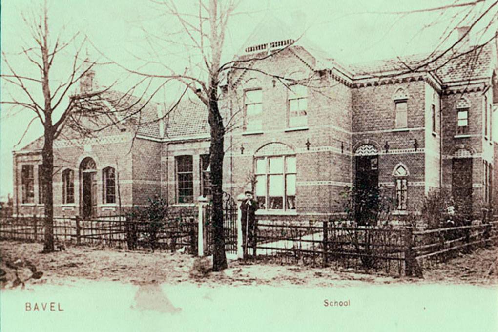 De Aloysius jongensschool, hier is rond de speelplaats (Nog aan de voorkant) een hek geplaatst.